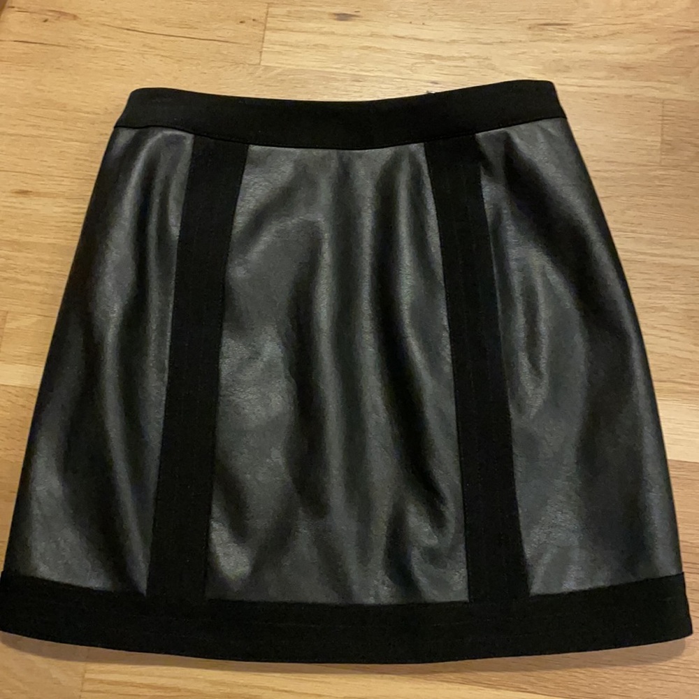 BCBGMAXAZRIA's Roxy mini leather skirt size XS - Picture 4 of 5